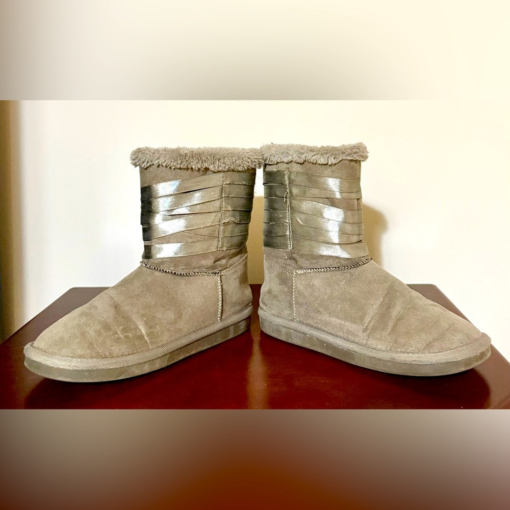 Girls, Justice size 2 suede ankle boots w/satin ribbon accent. Great condition